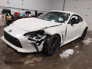 2023 Toyota 86 Premium z VIN JF1ZNBE1XP9765718, wystawiony jako IAAI lot #41945549 z przebiegiem 12 942 mil mil oraz . Historia ofert i sprzedaży dostępna na DreamBid. Obrazek 16.