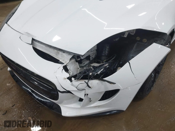 2015 Jaguar F-Type R z VIN SAJWA6DA3FMK21267, wystawiony jako IAAI lot #42116034 z przebiegiem 60 044 mil mil oraz . Historia ofert i sprzedaży dostępna na DreamBid. Obrazek 6.