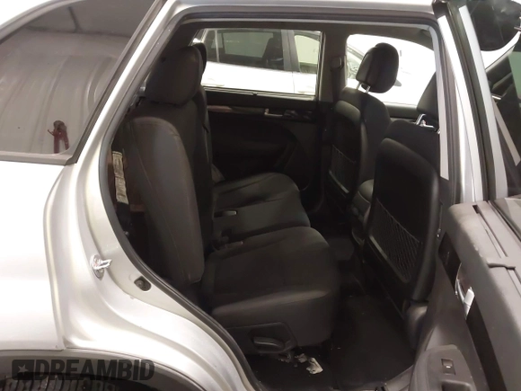 2014 Kia Sorento LX z VIN 5XYKTCA63EG524362, wystawiony jako IAAI lot #42264712 z przebiegiem 99 450 mil mil oraz . Historia ofert i sprzedaży dostępna na DreamBid. Obrazek 8.