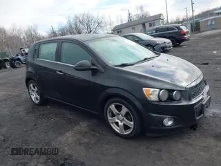 2012 Chevrolet Sonic LTZ z VIN 1G1JE6SH2C4114048, wystawiony jako IAAI lot #41678246 z przebiegiem 138 863 mil mil oraz . Historia ofert i sprzedaży dostępna na DreamBid. Obrazek 1.