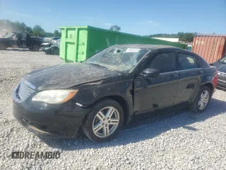 2013 Chrysler 200 LX z VIN 1C3CCBAB4DN586750, wystawiony jako Copart lot #58022225 z przebiegiem 165 631 mil mil oraz Szkoda całkowita • Salvage title. Historia ofert i sprzedaży dostępna na DreamBid. Obrazek 1.