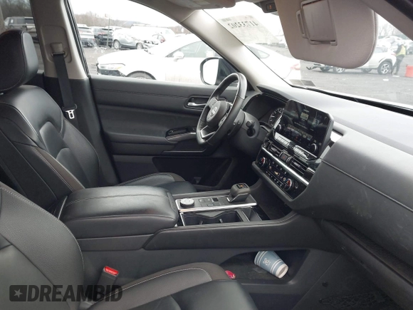 2023 Nissan Pathfinder SL z VIN 5N1DR3CC7PC225860, wystawiony jako IAAI lot #41733202 z przebiegiem 23 118 mil mil oraz . Historia ofert i sprzedaży dostępna na DreamBid. Obrazek 5.