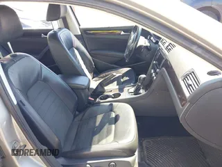 2014 Volkswagen Passat SEL Premium z VIN 1VWCN7A30EC097025, wystawiony jako IAAI lot #42466540 z przebiegiem 149 307 mil mil oraz . Historia ofert i sprzedaży dostępna na DreamBid. Obrazek 5.