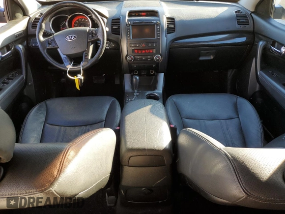 2013 Kia Sorento SX z VIN 5XYKWDA24DG385142, wystawiony jako Copart lot #75187514 z przebiegiem 119 027 mil mil oraz Szkoda całkowita • Salvage title. Historia ofert i sprzedaży dostępna na DreamBid. Obrazek 8.