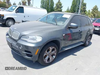 2013 BMW X5 xDrive50i z VIN 5UXZV8C5XD0C17142, wystawiony jako IAAI lot #42528433 z przebiegiem 84 886 mil mil oraz . Historia ofert i sprzedaży dostępna na DreamBid. Obrazek 2.