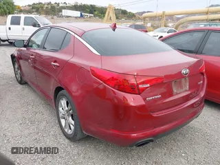 2013 Kia Optima EX z VIN 5XXGN4A74DG110086, wystawiony jako IAAI lot #40963304 z przebiegiem 137 377 mil mil oraz . Historia ofert i sprzedaży dostępna na DreamBid. Obrazek 3.