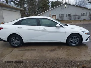 2024 Hyundai Elantra Blue z VIN KMHLM4DJ0RU103318, wystawiony jako IAAI lot #41708421 z przebiegiem 18 328 mil mil oraz . Historia ofert i sprzedaży dostępna na DreamBid. Obrazek 14.