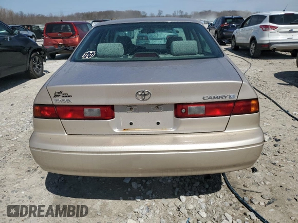 1998 Toyota Camry LE z VIN 4T1BG22K0WU858838, wystawiony jako Copart lot #53525565 z przebiegiem 133 777 mil mil oraz Czysty tytuł • Clean title. Historia ofert i sprzedaży dostępna na DreamBid. Obrazek 6.
