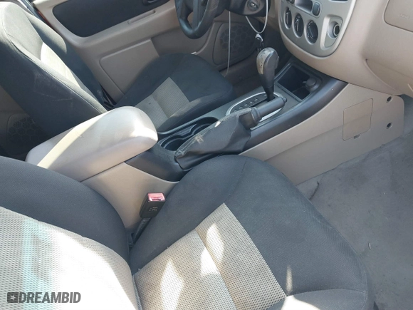 2005 Ford Escape XLT with VIN 1FMCU93115KB29320, listed as a IAAI auction lot 41768208 with 162,047 mi miles. Bid and sale history available at carsss.com. Image 5.