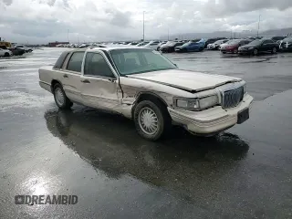 1995 Lincoln Town Car Cartier z VIN 1LNLM83W2SY603452, wystawiony jako Copart lot #55756595 z przebiegiem 243 394 mil mil oraz Szkoda całkowita • Salvage title. Historia ofert i sprzedaży dostępna na DreamBid. Obrazek 13.