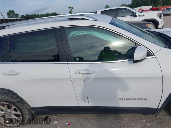 2018 Jeep Cherokee Latitude Plus z VIN 1C4PJLLX5JD511784, wystawiony jako IAAI lot #42361691 z przebiegiem 120 965 mil mil oraz . Historia ofert i sprzedaży dostępna na DreamBid. Obrazek 13.