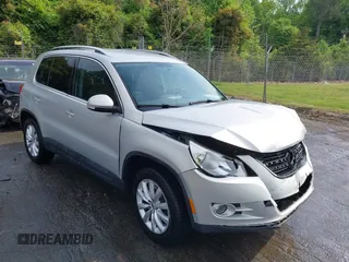 2011 Volkswagen Tiguan SEL z VIN WVGBV7AX9BW529778, wystawiony jako IAAI lot #42116103 z przebiegiem 115 653 mil mil oraz . Historia ofert i sprzedaży dostępna na DreamBid. Obrazek 1.