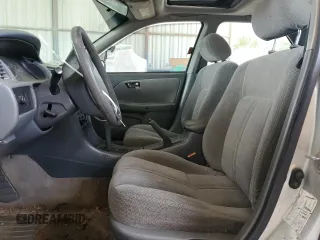 2001 Toyota Camry CE z VIN 4T1BG22K11U784435, wystawiony jako Copart lot #57150025 z przebiegiem 32 777 mil mil oraz Czysty tytuł • Clean title. Historia ofert i sprzedaży dostępna na DreamBid. Obrazek 7.