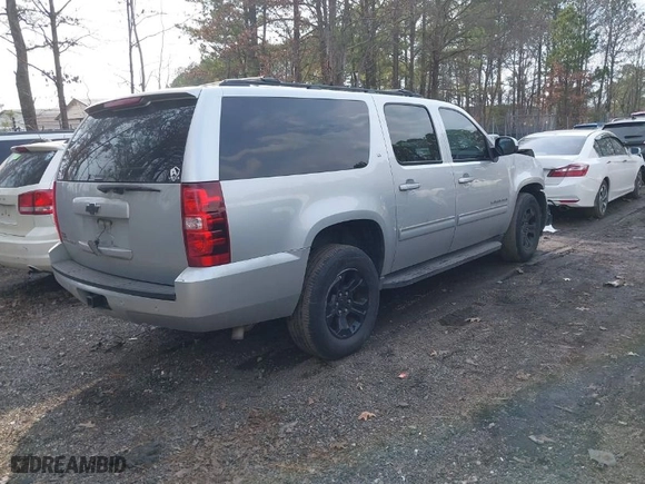 2014 Chevrolet Suburban LT with VIN 1GNSKJE73ER225733, listed as a IAAI auction lot 41641078 with 240,320 mi miles. Bid and sale history available at carsss.com. Image 4.
