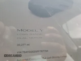 2023 Tesla Model Y Long Range z VIN 7SAYGDEE5PF787794, wystawiony jako Copart lot #55212605 z przebiegiem 30 277 mil mil oraz Szkoda całkowita • Salvage title. Historia ofert i sprzedaży dostępna na DreamBid. Obrazek 9.