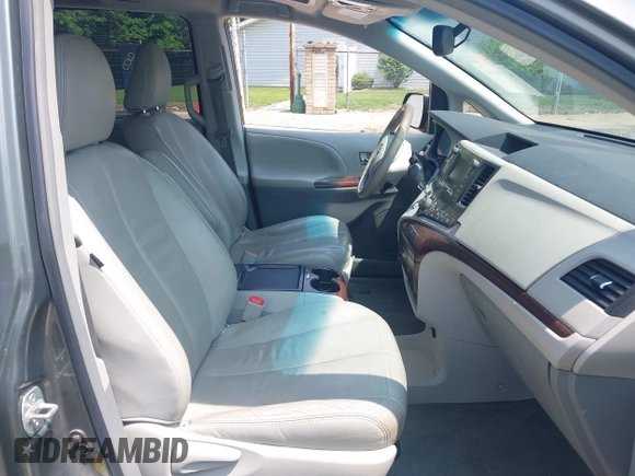2011 Toyota Sienna XLE AAS z VIN 5TDYK3DC3BS146444, wystawiony jako IAAI lot #42390511 z przebiegiem 230 091 mil mil oraz . Historia ofert i sprzedaży dostępna na DreamBid. Obrazek 5.
