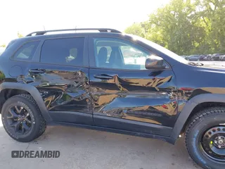 2019 Jeep Cherokee Latitude z VIN 1C4PJMCX2KD473275, wystawiony jako IAAI lot #42276497 z przebiegiem 123 117 mil mil oraz . Historia ofert i sprzedaży dostępna na DreamBid. Obrazek 6.