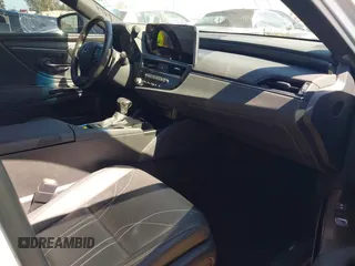 2024 Lexus ES 350 Luxury z VIN 58AEZ1B15RU175250, wystawiony jako IAAI lot #42233883 z przebiegiem 14 483 mil mil oraz . Historia ofert i sprzedaży dostępna na DreamBid. Obrazek 5.