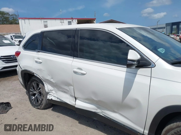 2019 Toyota Highlander LE z VIN 5TDZARFH0KS060236, wystawiony jako IAAI lot #42201282 z przebiegiem 66 647 mil mil oraz . Historia ofert i sprzedaży dostępna na DreamBid. Obrazek 6.