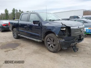 2023 Ford F-150 Lightning Pro z VIN 1FTVW1EV3PWG21724, wystawiony jako IAAI lot #42074332 z przebiegiem 39 416 mil mil oraz . Historia ofert i sprzedaży dostępna na DreamBid. Obrazek 1.