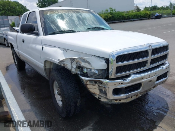1999 Dodge 1500 z VIN 3B7HC13Z3XM535941, wystawiony jako IAAI lot #42174202 z przebiegiem 169 349 mil mil oraz . Historia ofert i sprzedaży dostępna na DreamBid. Obrazek 1.