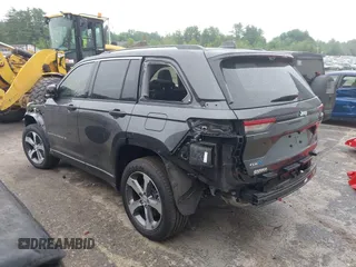 2023 Jeep Grand Cherokee z VIN 1C4RJYB69PC582211, wystawiony jako IAAI lot #40186115 z przebiegiem 3 119 mil mil oraz . Historia ofert i sprzedaży dostępna na DreamBid. Obrazek 3.