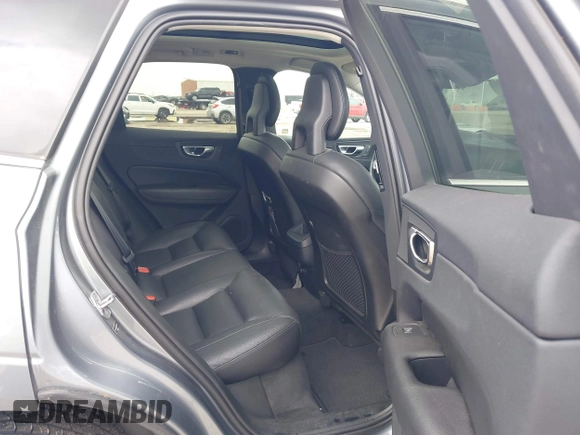 2018 Volvo XC60 Momentum z VIN LYV102RK1JB079168, wystawiony jako IAAI lot #42115403 z przebiegiem 58 377 mil mil oraz . Historia ofert i sprzedaży dostępna na DreamBid. Obrazek 8.