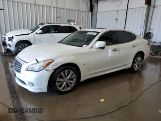 2014 Infiniti Q70 z VIN JN1BY1AR9EM320070, wystawiony jako Copart lot #56855645 z przebiegiem 164 599 mil mil oraz Nie do naprawy. Historia ofert i sprzedaży dostępna na DreamBid. Obrazek 1.