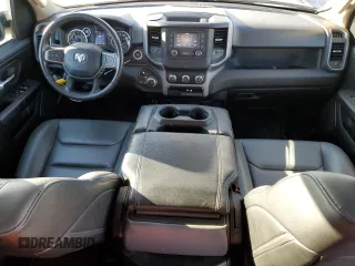 2020 Ram 1500 Tradesman z VIN 1C6SRFNT9LN421718, wystawiony jako Copart lot #81620444 z przebiegiem 38 419 mil mil oraz Szkoda całkowita • Salvage title. Historia ofert i sprzedaży dostępna na DreamBid. Obrazek 8.