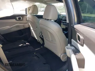 2025 Kia Sorento EX z VIN 5XYRH4JF9SG325771, wystawiony jako IAAI lot #41750566 z przebiegiem 2 834 mil mil oraz . Historia ofert i sprzedaży dostępna na DreamBid. Obrazek 8.