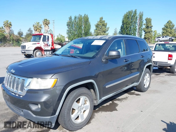2011 Jeep Grand Cherokee Laredo z VIN 1J4RR4GG6BC562133, wystawiony jako IAAI lot #42330831 z przebiegiem 168 657 mil mil oraz . Historia ofert i sprzedaży dostępna na DreamBid. Obrazek 6.