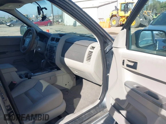 2008 Ford Escape Hybrid z VIN 1FMCU49H08KA21721, wystawiony jako IAAI lot #42493779 z przebiegiem 142 542 mil mil oraz . Historia ofert i sprzedaży dostępna na DreamBid. Obrazek 5.