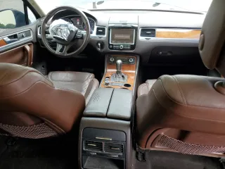 2012 Volkswagen Touareg Sport z VIN WVGEF9BP7CD009824, wystawiony jako Copart lot #58311915 z przebiegiem 154 397 mil mil oraz Szkoda całkowita • Salvage title. Historia ofert i sprzedaży dostępna na DreamBid. Obrazek 8.