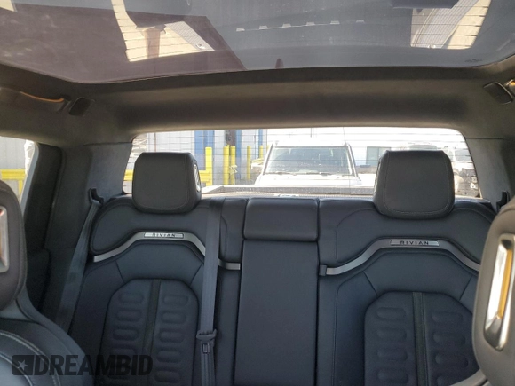 2022 Rivian R1T Adventure z VIN 7FCTGAAA5NN014843, wystawiony jako Copart lot #47668545 z przebiegiem 42 640 mil mil oraz Szkody całkowita. Historia ofert i sprzedaży dostępna na DreamBid. Obrazek 10.