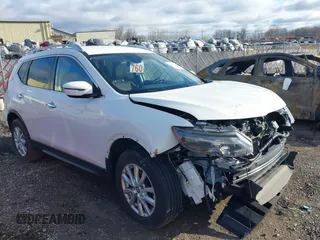 2020 Nissan Rogue SV z VIN JN8AT2MV3LW138117, wystawiony jako IAAI lot #41902231 z przebiegiem 131 746 mil mil oraz . Historia ofert i sprzedaży dostępna na DreamBid. Obrazek 1.