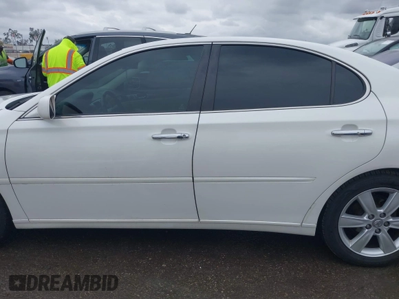 2005 Lexus ES 330 with VIN JTHBA30G055084186, listed as a IAAI auction lot 42064508 with 154,736 mi miles. Bid and sale history available at carsss.com. Image 15.