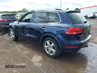 2011 Volkswagen Touareg Sport z VIN WVGFF9BP0BD002958, wystawiony jako IAAI lot #42281009 z przebiegiem 147 801 mil mil oraz . Historia ofert i sprzedaży dostępna na DreamBid. Obrazek 3.