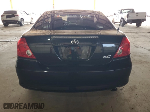2006 Scion tC z VIN JTKDE177X60065130, wystawiony jako Copart lot #54946675 z przebiegiem 60 926 mil mil oraz Szkoda całkowita • Salvage title. Historia ofert i sprzedaży dostępna na DreamBid. Obrazek 6.