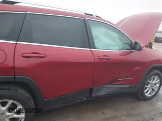 2015 Jeep Cherokee Latitude z VIN 1C4PJMCS1FW649201, wystawiony jako IAAI lot #41976056 z przebiegiem 74 991 mil mil oraz . Historia ofert i sprzedaży dostępna na DreamBid. Obrazek 6.