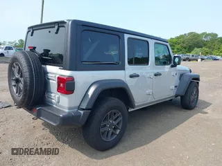 2024 Jeep Wrangler Sport S z VIN 1C4PJXDG1RW304993, wystawiony jako IAAI lot #42387509 z przebiegiem 6 987 mil mil oraz . Historia ofert i sprzedaży dostępna na DreamBid. Obrazek 4.