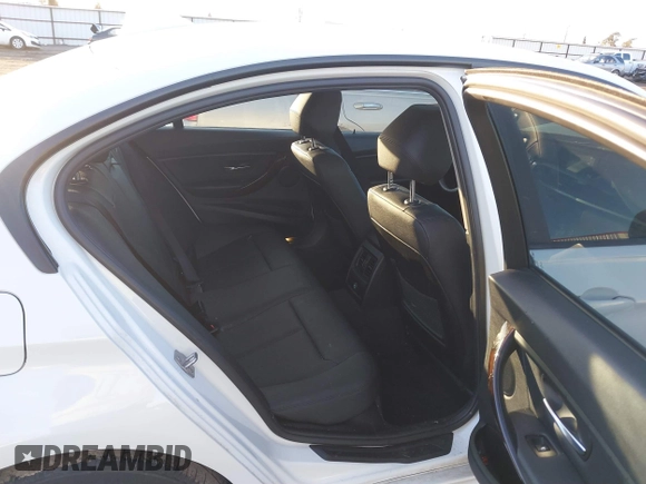 2015 BMW 3 Series 328i xDrive z VIN WBA3B5G59FNS19442, wystawiony jako IAAI lot #40711946 z przebiegiem 45 958 mil mil oraz . Historia ofert i sprzedaży dostępna na DreamBid. Obrazek 8.