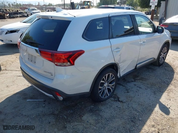 2017 Mitsubishi Outlander SE with VIN JA4AD3A35HZ059338, listed as a IAAI auction lot 41992004 with 120,071 mi miles. Bid and sale history available at carsss.com. Image 4.