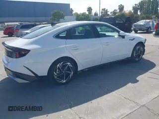 2024 Hyundai Sonata SEL z VIN KMHL14JA6RA426688, wystawiony jako IAAI lot #42290797 z przebiegiem 430 mil mil oraz . Historia ofert i sprzedaży dostępna na DreamBid. Obrazek 4.