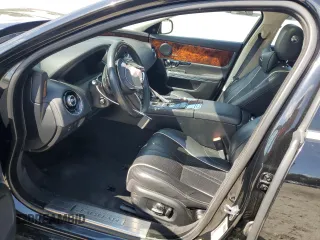 2016 Jaguar XJ R-Sport z VIN SAJWJ1CD8G8V95608, wystawiony jako Copart lot #59103615 z przebiegiem 119 066 mil mil oraz Szkoda całkowita • Salvage title. Historia ofert i sprzedaży dostępna na DreamBid. Obrazek 7.