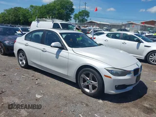 2013 BMW 3 Series 328i xDrive z VIN WBA3B5G55DNS04935, wystawiony jako IAAI lot #42205399 z przebiegiem 127 913 mil mil oraz . Historia ofert i sprzedaży dostępna na DreamBid. Obrazek 1.