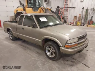 2003 Chevrolet S-10 LS with VIN 1GCCS19X738157401, listed as a IAAI auction lot 41898234 with 184,595 mi miles. Bid and sale history available at carsss.com. Image 1.