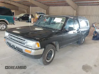 1991 Toyota Pickup DLX z VIN JT4RN93P7M5029610, wystawiony jako IAAI lot #42242230 z przebiegiem 166 530 mil mil oraz . Historia ofert i sprzedaży dostępna na DreamBid. Obrazek 2.