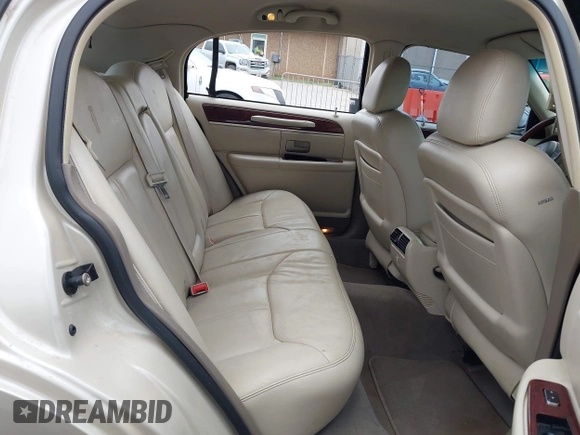 2003 Lincoln Town Car Cartier z VIN 1LNHM83W03Y656352, wystawiony jako IAAI lot #41898985 z przebiegiem 112 712 mil mil oraz . Historia ofert i sprzedaży dostępna na DreamBid. Obrazek 8.