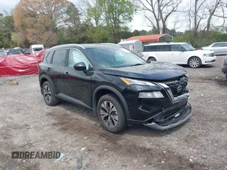 2023 Nissan Rogue SV z VIN 5N1BT3BAXPC931374, wystawiony jako IAAI lot #41958056 z przebiegiem 15 000 mil mil oraz . Historia ofert i sprzedaży dostępna na DreamBid. Obrazek 1.