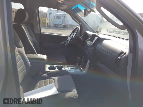 2008 Nissan Pathfinder S z VIN 5N1AR18B38C663168, wystawiony jako IAAI lot #41779271 z przebiegiem 137 464 mil mil oraz . Historia ofert i sprzedaży dostępna na DreamBid. Obrazek 5.